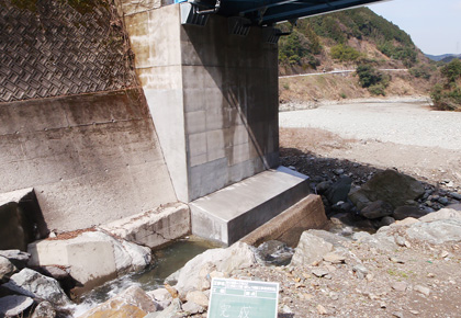 塩崎組の工事写真　西条久万線橋梁補修工事（防災安全）